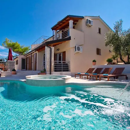 Holiday home Avemar